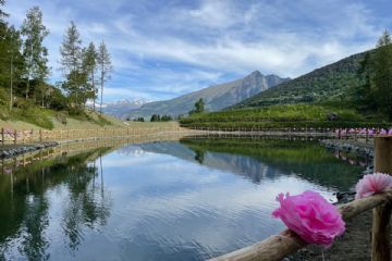Il lago di Lot addobbato per il passaggio del Giro d'Italia nel 2025