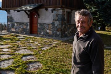 Ivo davanti ad una delle case che ha costruito